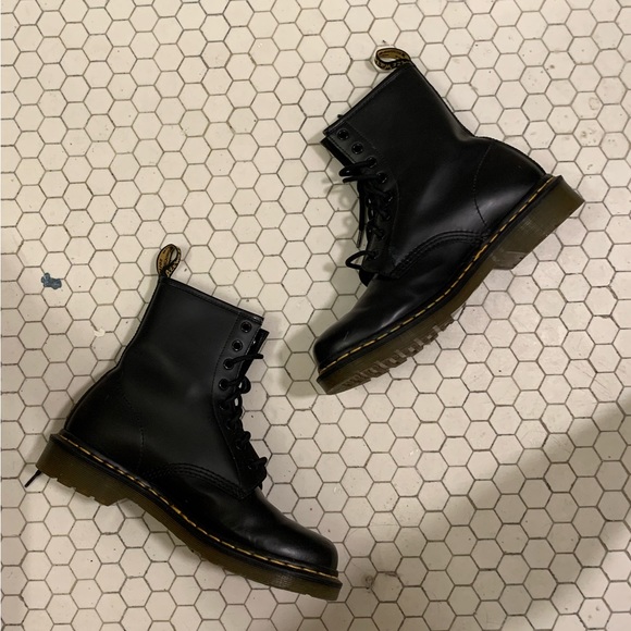 Dr. Martens 1460 SMOOTH LEATHER LACE UP BOOTS - Picture 4 of 4